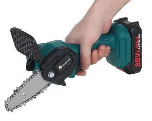 Aprópénzért vihető a két aksis, egykezes láncfűrész Banggoodról