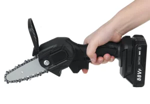 Vicc áron kapható az egykezes láncfűrész, két aksival