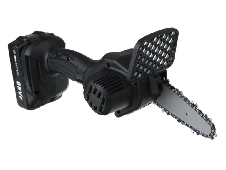 Vicc áron kapható az egykezes láncfűrész, két aksival 3