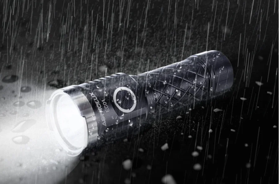 Astrolux 3500 lumenes zseblámpa egy tízesért, aksival 1