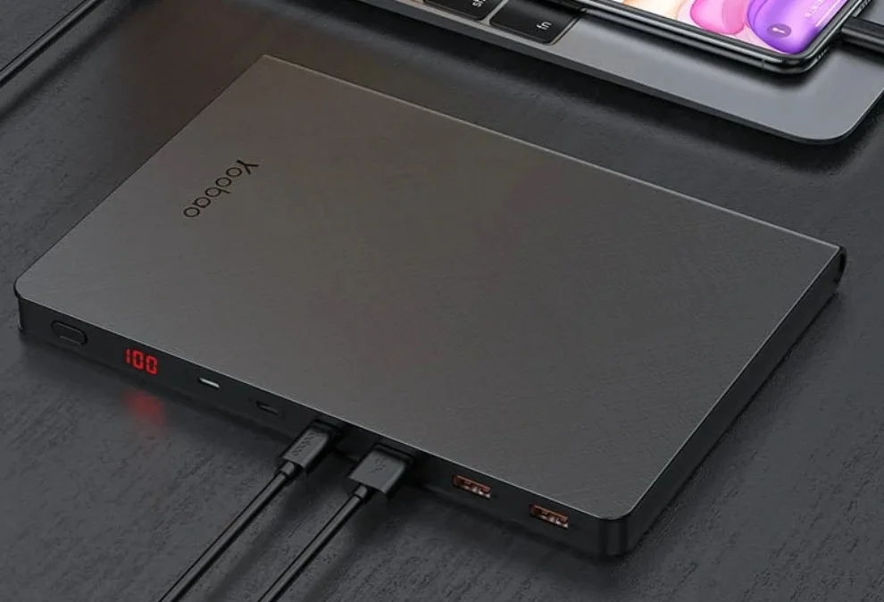 65 wattot is tud a Yoobao 30 Ah-s külső akkumulátora 1