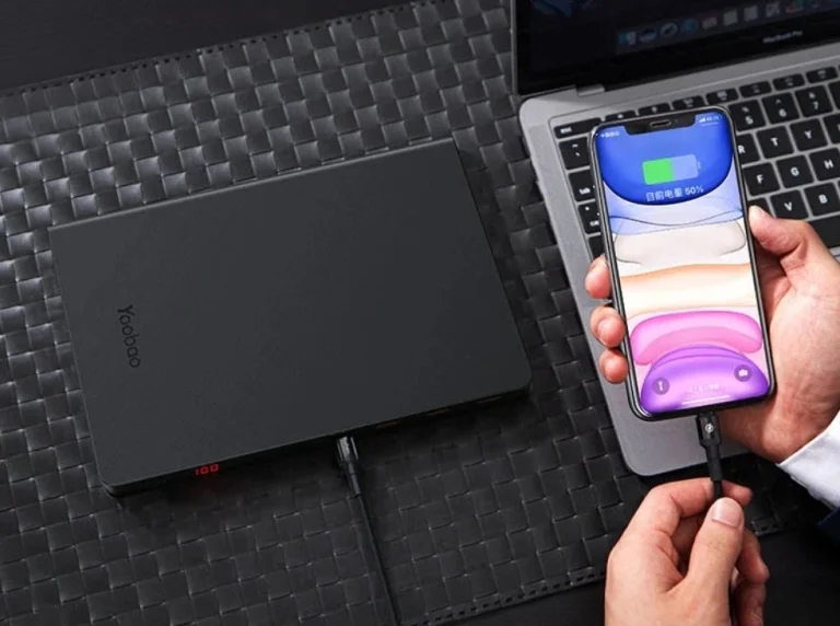 65 wattot is tud a Yoobao 30 Ah-s külső akkumulátora 5