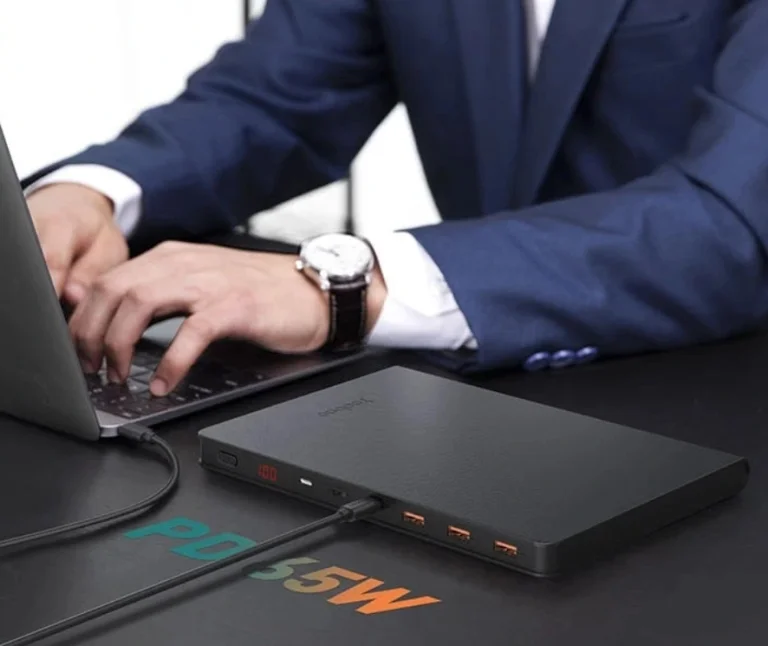 65 wattot is tud a Yoobao 30 Ah-s külső akkumulátora 4