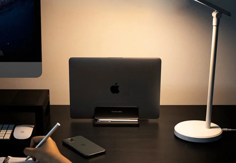 Több hely marad az asztalon a vertikális laptop tartóval 1