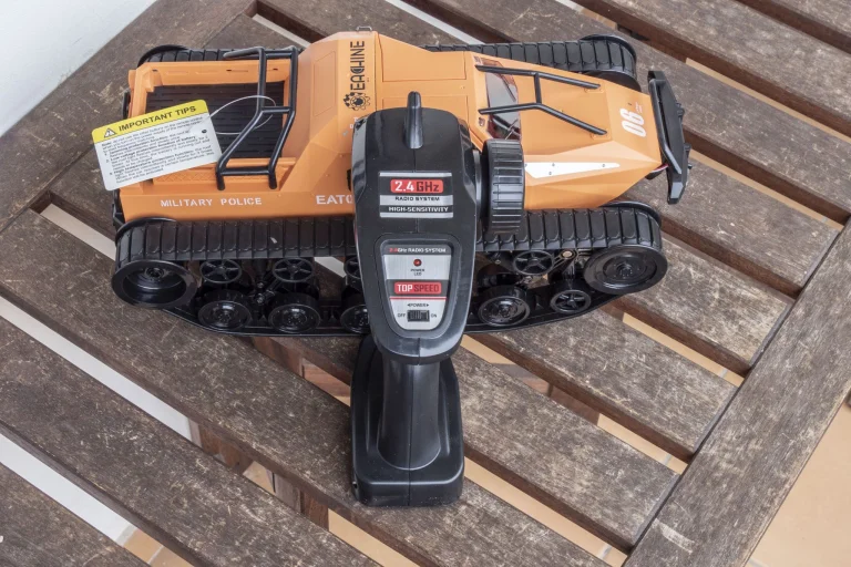 Eachine EAT06 test de véhicule à chenilles télécommandé 4