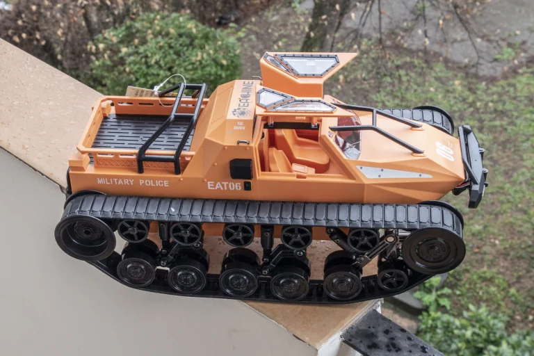 Eachine EAT06 test de véhicule à chenilles télécommandé 5