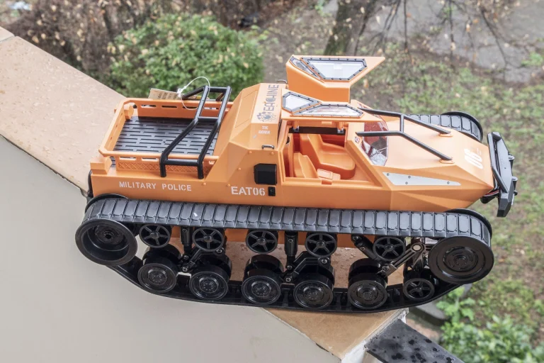 Eachine EAT06 test de véhicule à chenilles télécommandé 7