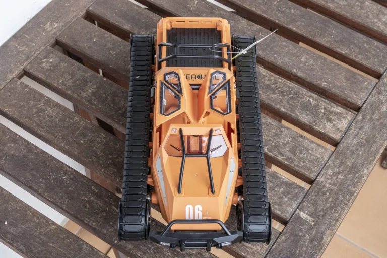 Eachine EAT06 test de véhicule à chenilles télécommandé 8