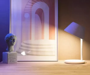 Megfizethető a Yeelight Qi töltős, okos asztali lámpa