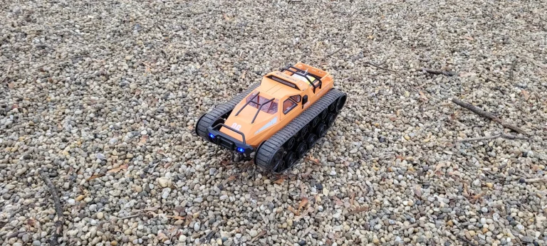 Eachine EAT06 test de véhicule à chenilles télécommandé 11