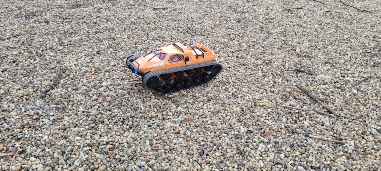 Eachine EAT06 test de véhicule à chenilles télécommandé 12