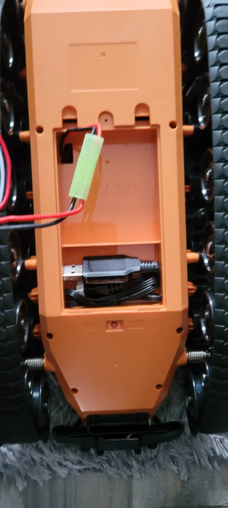 Eachine EAT06 test de véhicule à chenilles télécommandé 13