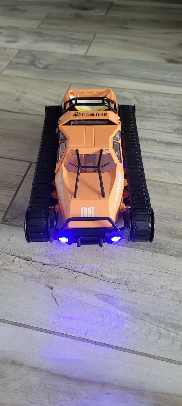 Eachine EAT06 test de véhicule à chenilles télécommandé 14