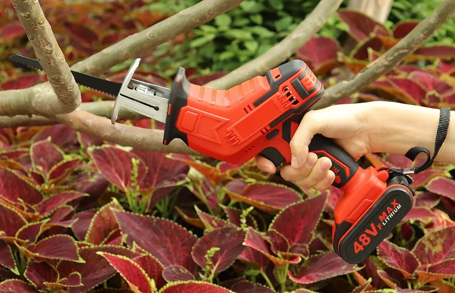 Két aksival is csak 11 300 forint a szablyafűrész 1