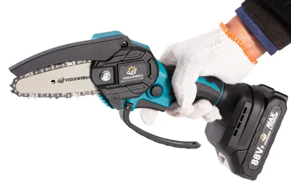 12 600 forint a két akkus, egykezes láncfűrész 1