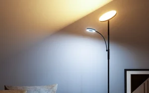 A BlitzWill állólámpája elárasztja fénnyel a szobát