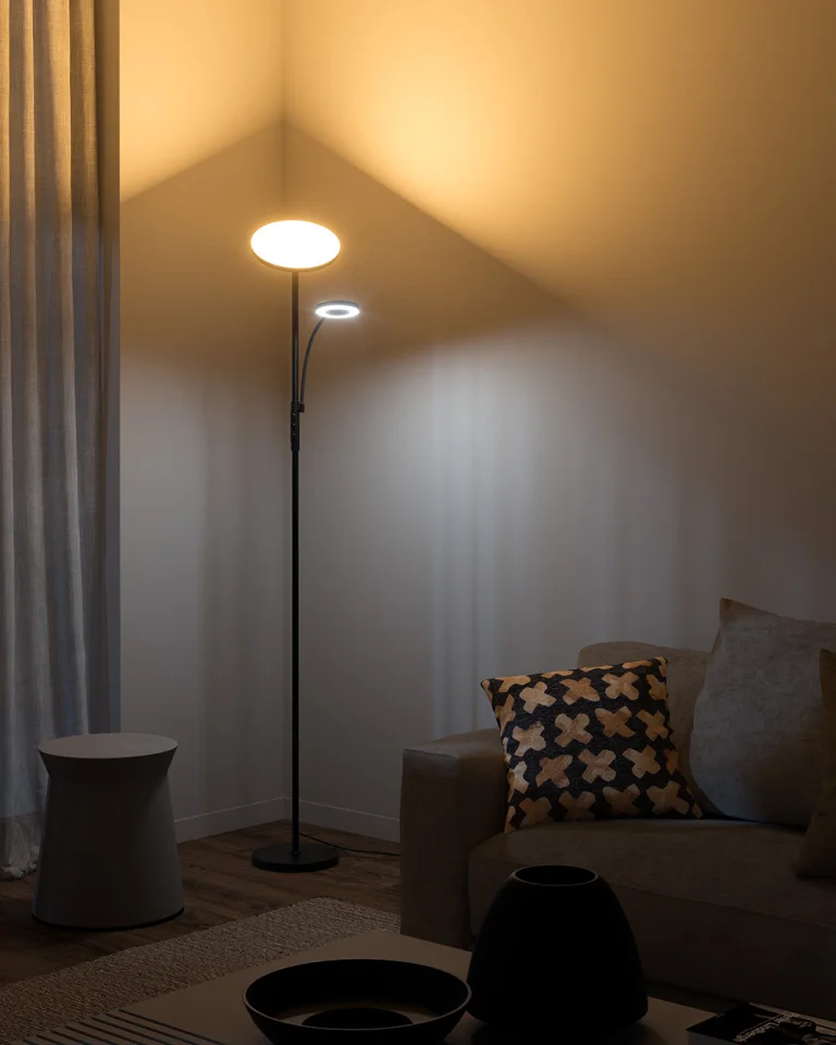 A BlitzWill állólámpája elárasztja fénnyel a szobát 2