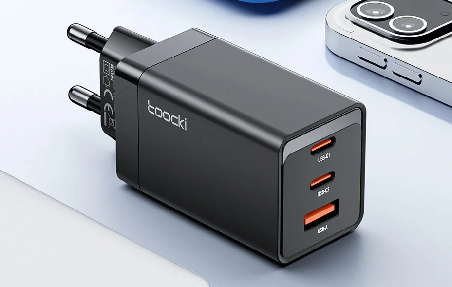 67 watt és 3 port amit fel tud mutatni az új Toocki töltő 1