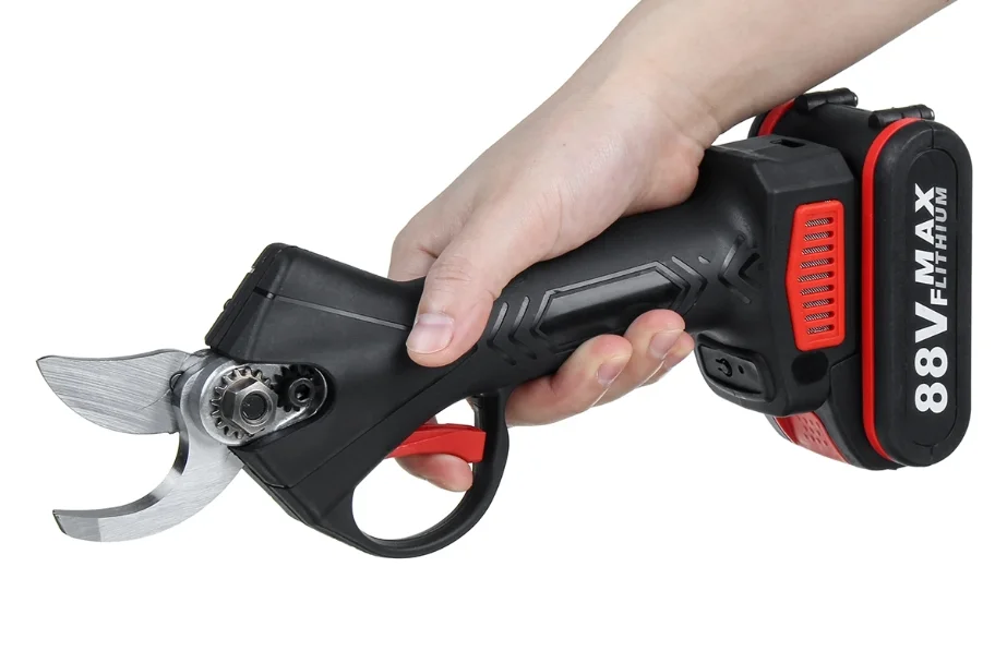 Könnyebb a metszés az elektromos metszőollóval 1