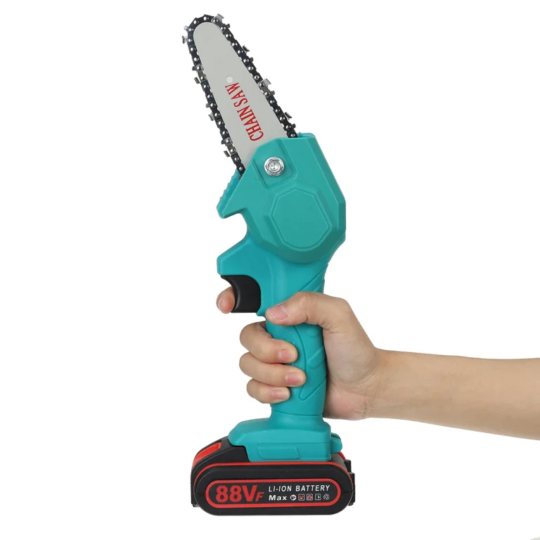 Újra vihető olcsón az egykezes, két aksis mini láncfűrész 4