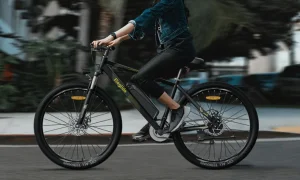 Újra olcsón vihető az elektromos Eleglide M1 Plus bringa