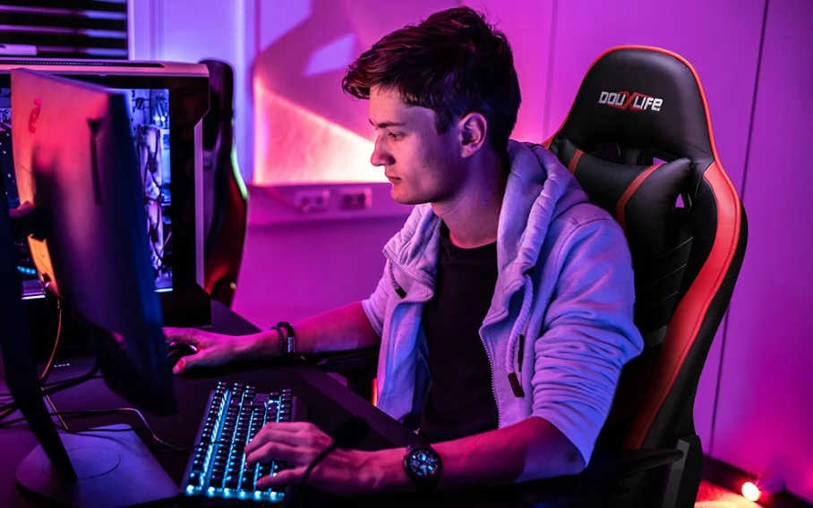 45 000 Ft alatt vihető a masszírozós Douxlife gamer szék 1