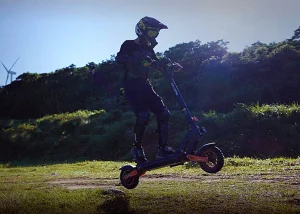 Még a nagyi sem fárad el a rollerezésben