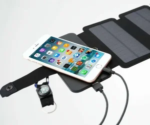 Napelemes töltőpanellel irány a természet