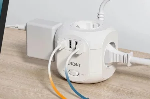 Lencent kockaelosztó egy csomó porttal, hosszú kábellel