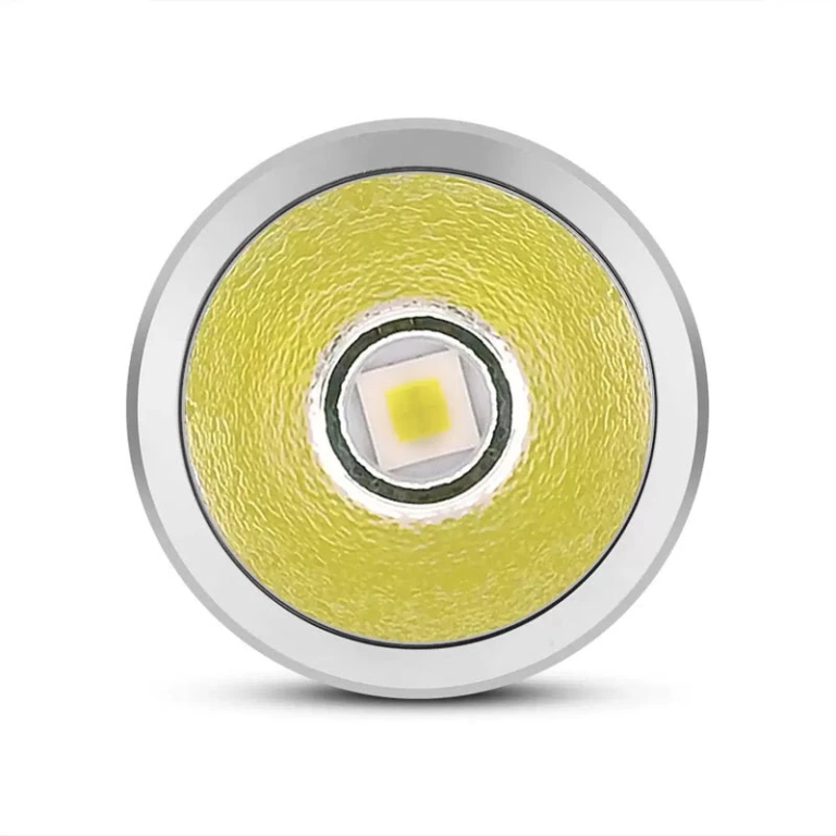 Fényrobbanás a 6000 lumenes Haikelite AK01 zseblámpával 9