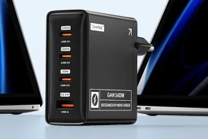 A MOVESPEED 140 W-os cucca a töltők között a protein shake