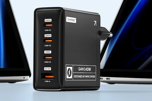 A MOVESPEED 140 W-os cucca a töltők között a protein shake 1