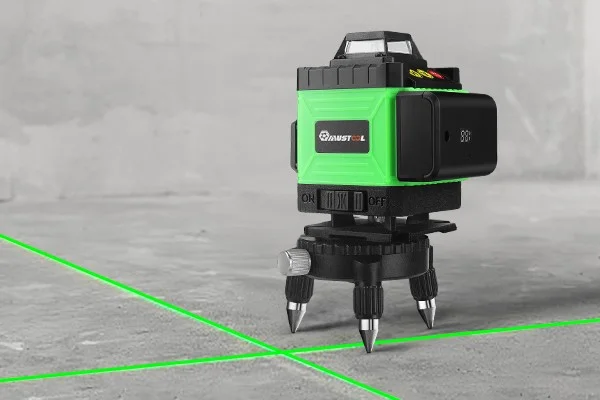 MUSTOOL 16 vonalas lézeres szintező: építőipari fénykard 1