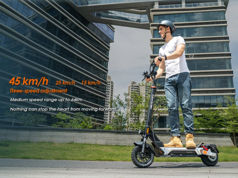 KuKirin M4 Max e-roller: 800 watt, 45 km/h, és te 4