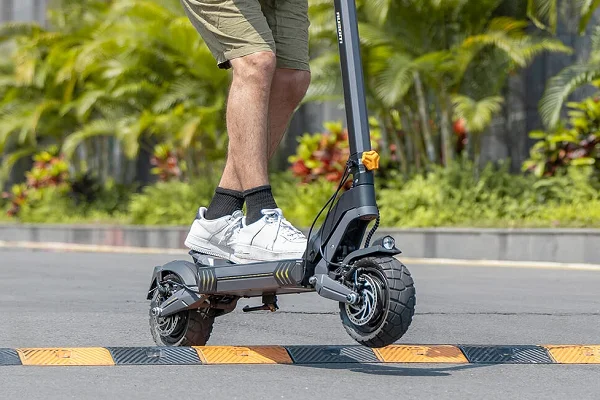 Gurulj túl a dugón az Ausom L2 elektromos rollerrel 1