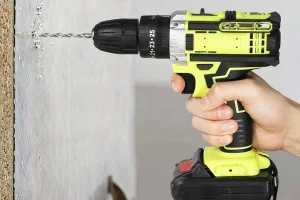 28 V-os akkumulátoros fúró-csavarozó: 2 sebesség, 2 aksi