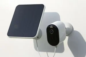 Éjjeliőr zseblámpa nélkül: napelemes IMILAB EC4 kamera