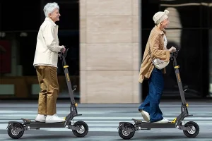 Ausom L1 – elektromos roller, ami dombokat fal reggelire