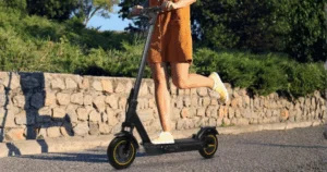 AOVOPRO V1MAX PRO e-roller – Hagyd hátra a dugókat!
