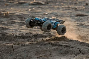 DISHUO RC autó – Akár 70 km/h egy tenyérnyi vasban