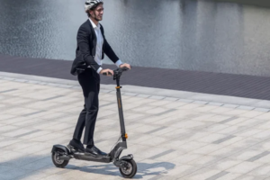 Gurulj túl a dugón az Ausom L2 elektromos rollerrel