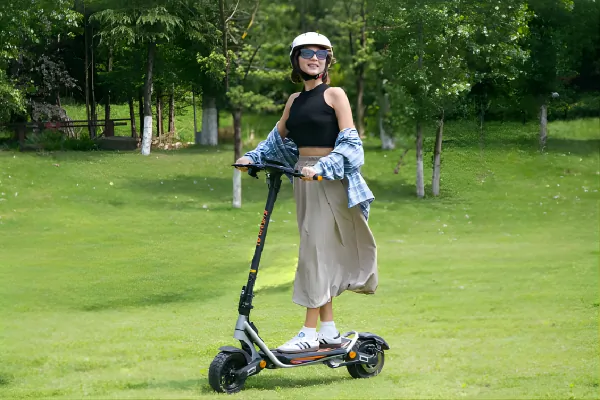 Zuhanórepülésben a Kukirin A1 roller ára 1