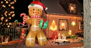 Ez a 2,4 méteres mézeskalács srác ellopja a show-t