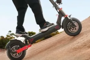 Az iScooter iX8 roller felveszi a nagyfiúk tempóját