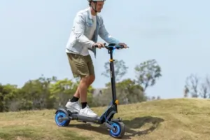 70 km hatótáv egy rollerben? Az Ausom L2 megcsinálta