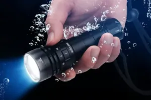 Sofirn SD05: a zseblámpa, ami veled merül, mászik, túrázik