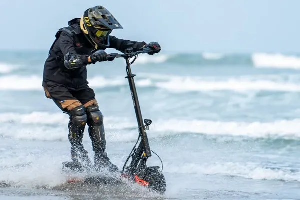 Ezt az elektromos rollert nem kell félteni: Joyor T10 1