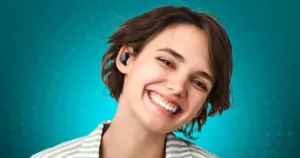 Trois écouteurs EarFun, dans trois styles différents