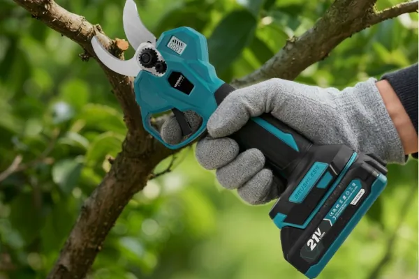 Surgery without muscle soreness? We show you the YOFIDRA cordless device