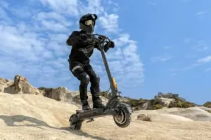 Az Ausom F1 Max e-roller dupla motorral 100 km-en át hasít